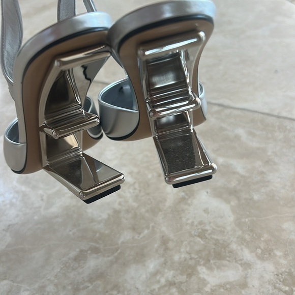 100% AUTHENTIC FENDI FIRST METALLIC F-HEEL SLINGBACK - Picture 5 of 11